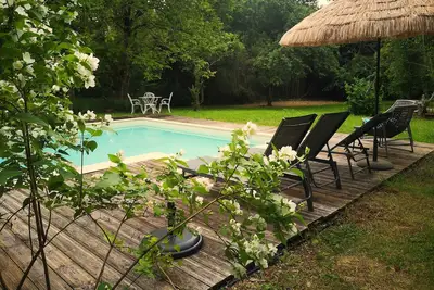 Image de Loft atypique + jolie piscine + grand jardin et bois