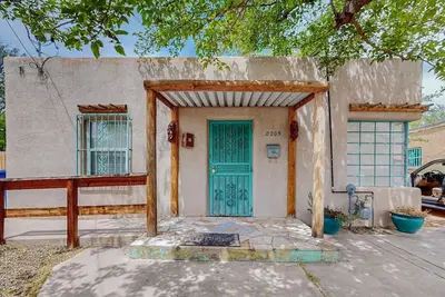 Image de Ol Town/Route 66 - Cute, comfy, clean 2 bed/2 bath adobe home. New kitchen!