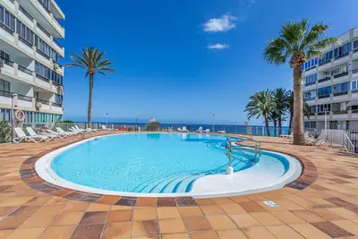 Image de Appartement de vacances « Rénové en bord de mer » avec vue sur mer et climatisation