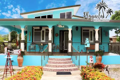 Image de Spacious Family Retreat: Terrace, Inground Pool, Solar Power, Wi-fi, Pool Table