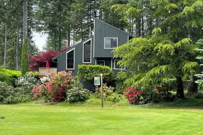 Image de Modern Alderbrook pet-friendly retreat.