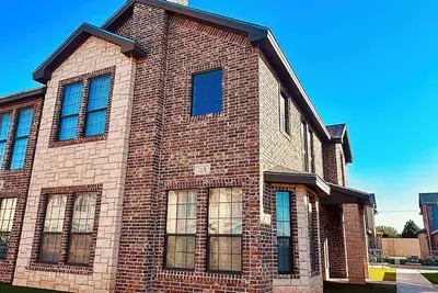 Image de Sparkling clean! 2-bedroom townhome with an office