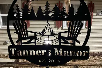 Image de Tanners Manor is in a peaceful setting on the end of a cove.