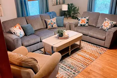 Image de Three bedroom home in beautiful treelined neighborhood.