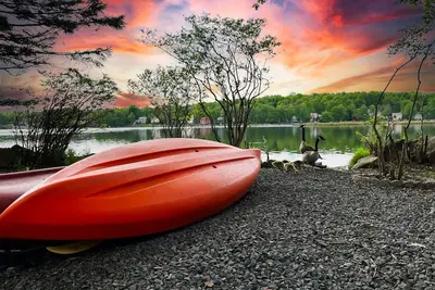 Image de Poconos LakeFront Serenity/Modern/Firepit/Kayaks/Family Friendly