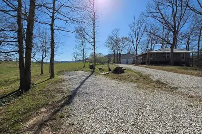 Image de Camping spaces at The Blue Recluse.