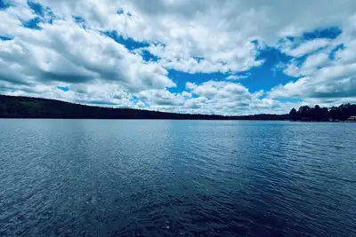 Image de Stylish Newly Renovated 2-Bedroom Apartment Steps from Otis Reservoir