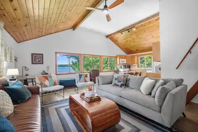 Image de Lakefront Home w/ Private Beach & Stunning Views