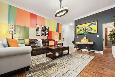 Image de ★ HostWise Stays ★ Fire Pit Evenings, Hot Tub, Prime Location & Parking