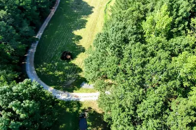 Image de Escape to Whispering Pines: Luxurious Comfort Near Georgia’s Top Attractions\n\n