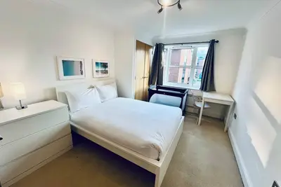 Image de Exquisite city centre apartment - 2 bed 2 bath -free allocated parking - Netflix