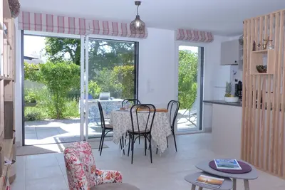 Image de Appartement moderne avec terrasse, proche de la mer