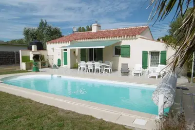 Image de Maison avec Piscine Chauffée, Proche Plage, 3 Chambres, Jardin Clôturé, Wifi Inclus à St Hilaire de Riez