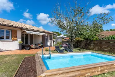 Image de Charmante maison près plage avec piscine, WiFi, parking - 6 pers