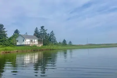 Image de Secluded Waterfront Cottage with Kayaks