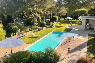 Image de Au calme sans vis-à-vis dans une magnifique villa et son jardin paysagé