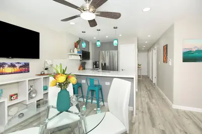 Image de Gorgeous renovated corner unit just 1 block to Waikiki Beach! Free Parking!