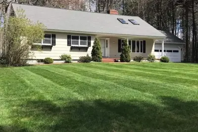 Image de Newly renovated, short walk to beach and town!