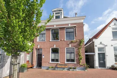 Image de The Captain's Cabin with Xxl bath and sauna on the river De Lek