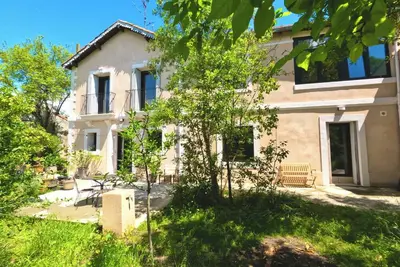 Image de Grande bastide de 1890 au bord de la rivière