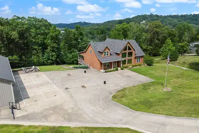 Image de The Hawk's Nest, a 2 Acre 7 Bedroom 5 bath property with 15 beds.