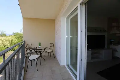 Image de Appartement de vacances avec climatisation et vue latérale sur la mer