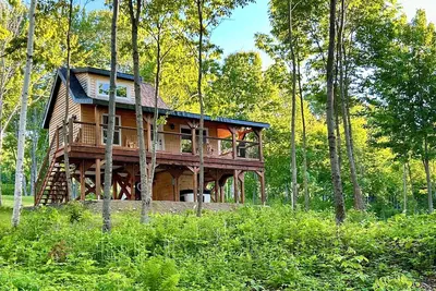 Image de Elevated cabin nestled among the trees, and the Saint John River. Pet friendly. \n