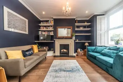 Image de Pass the Keys | Elegant Family Home with Garden in Earlsfield