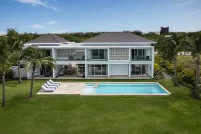 Image de Brand New & Modern 5Bdr Villa @ Cdc! Pool, Jacuzzi and Bbq