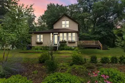 Image de 30 night min stay. Cozy cottage in St. Joseph  on 1. 1 acres wooded lot with view