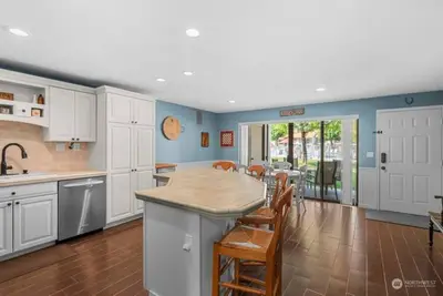 Image de #5/#7-The best condo in Crescent Bar Condos. 2 combined bottom luxury units!