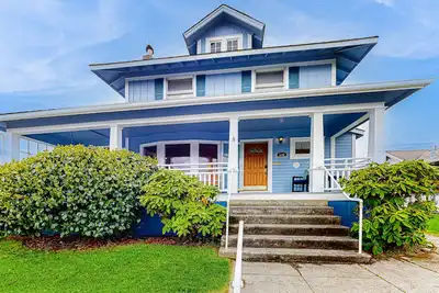 Spacious home two blocks from the beach; free wifi and onsite washer & dryer