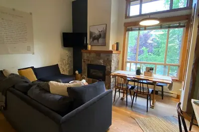 Image de Chic mountain ski-in condo. Cozy gas fireplace, luxuriously appointed.