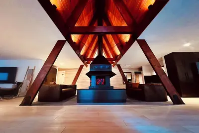 Image de A newly renovated mountain lodge with a vintage 70's vibe.