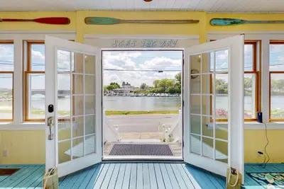 Image de Charming waterfront home with patio, W/D, & amazing location