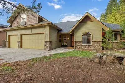 Image de Downtown Location w/ Hot Tub and Fenced Yard!