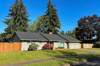Image de Newly remodeled cozy home with large yard. Close to U of O, Autzen, and Oakway.