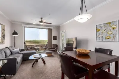 Image de 2 bedroom condo 2nd Fl. in the heart of North Scottsdale with garage parking+1