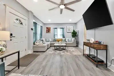 Image de Wichita home, by the river, spacious 9 beds-game room with pool table, 1gb Wi-Fi