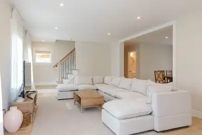 Image de New Construction Home Mid-island