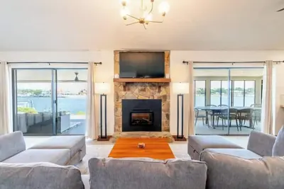 Image de Lux Waterfront Oasis w/ Private Dock, Kayaks, Blackstone Grill, and Fire Pit