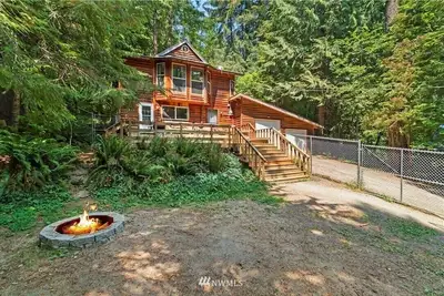 Image de Cedar-sided cabin, Rv parking, Kids & Pet friendly