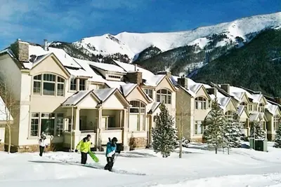 Image de Large Cozy Townhouse Ski-in / Ski-out to Super Bee, Private Washer /Dry & Garage