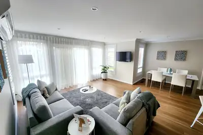 Image de The Chateau -perfectly located, walking distance to town, train station & parks.