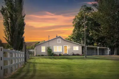 Image de Rustic modern farmhouse. Enjoy the peace and privacy of Uribe farm.