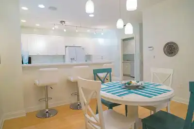 Image de Luxury Beach Resort Style Living Right on Main Strip