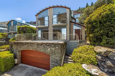 Image de Garage, ski and bike racks, amazing mountain and view views, gas fire.