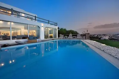 Image de *****Villa Rubini Mykonos ***** offering a blend of comfort, elegance, & beauty.