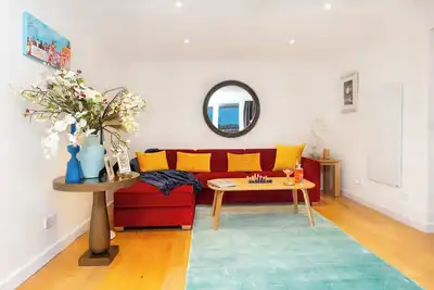 Image de Unique Gorgeous 2br w/Balcony & Office in Chelsea\n\n