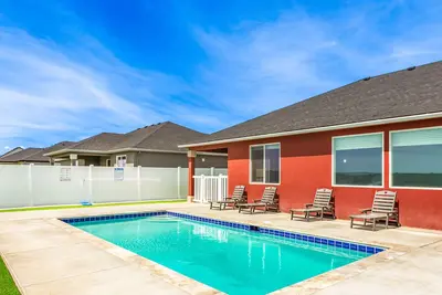 Image de Sun, Pool, Golf, plus Your Private Arcade!